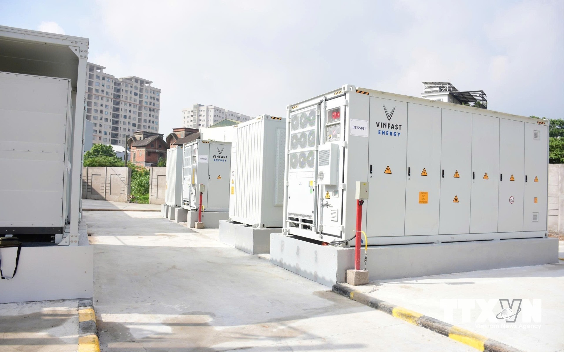 Thay vì tạo ra điện năng mới, BESS có chức năng lưu trữ điện khi phụ tải thấp hoặc nguồn điện dồi dào và phát điện trở lại khi nhu cầu tăng cao. (Ảnh: Quốc Lũy/TTXVN)